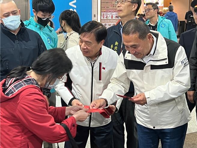 民眾大排长龙领取侯友宜发送的龙年福袋。（王扬杰摄）