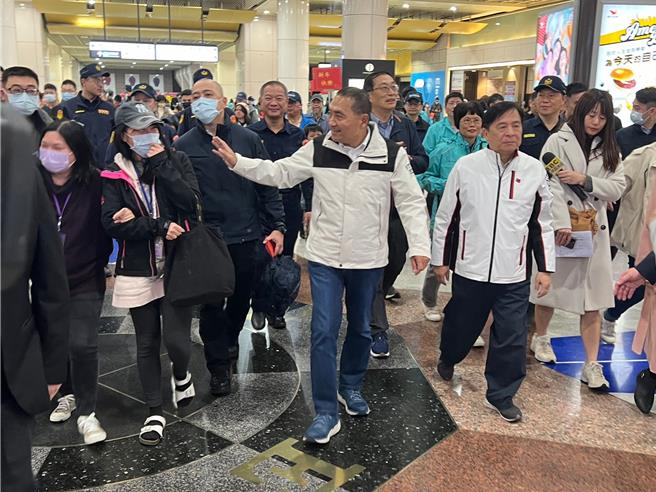 侯友宜至板桥车站视察春节输运并问候返乡旅客。（王扬杰摄）