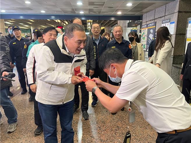 侯友宜慰劳台铁、高铁基层人员。（王扬杰摄）