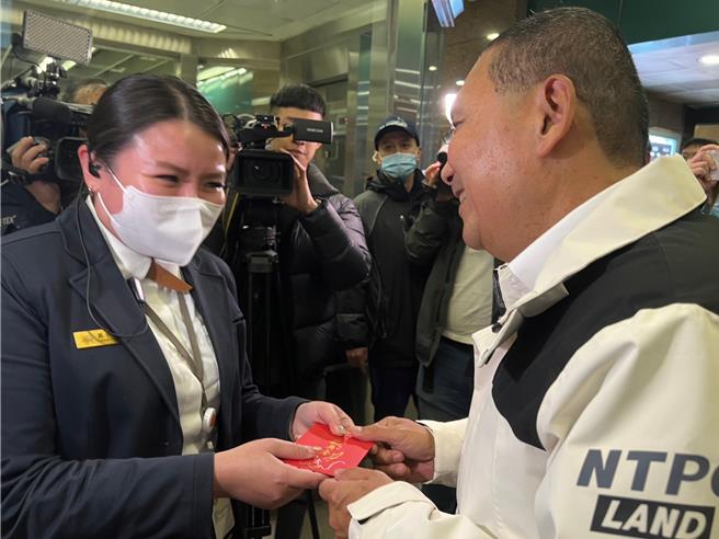 侯友宜慰劳台铁、高铁基层人员。（王扬杰摄）