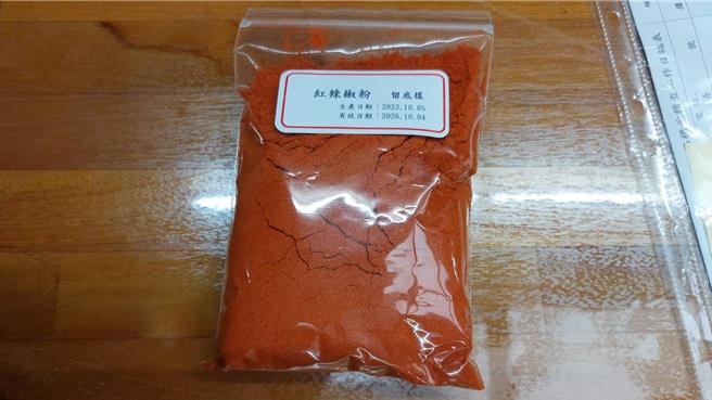 新北市卫生局派员前往该公司稽查，业者出具红辣椒粉近期自主送验未检出苏丹色素的检验报告。（新北市卫生局提供）