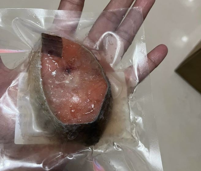 網友在家網購年菜，但東西送到時，卻讓她當場傻眼。（圖／翻攝自臉書「爆料公社公開版」）