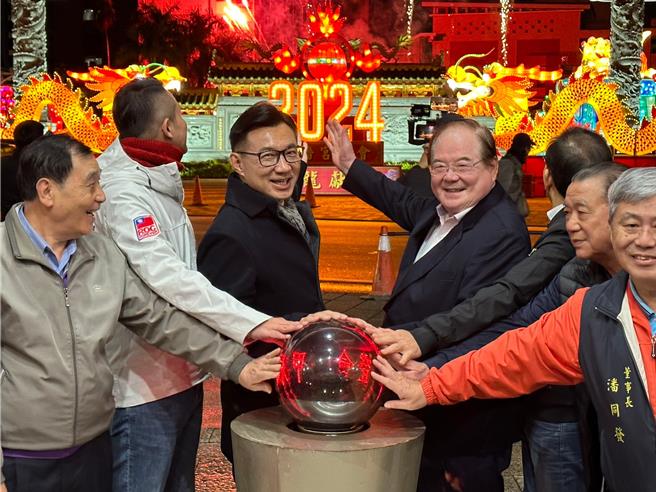 三重先啬宫7日举行元宵灯会点灯仪式，立法院副院长江启臣及先啬宫董事长李乾龙共同点亮主灯，祈求来年风调雨顺、国泰民安。（高钧麟摄）