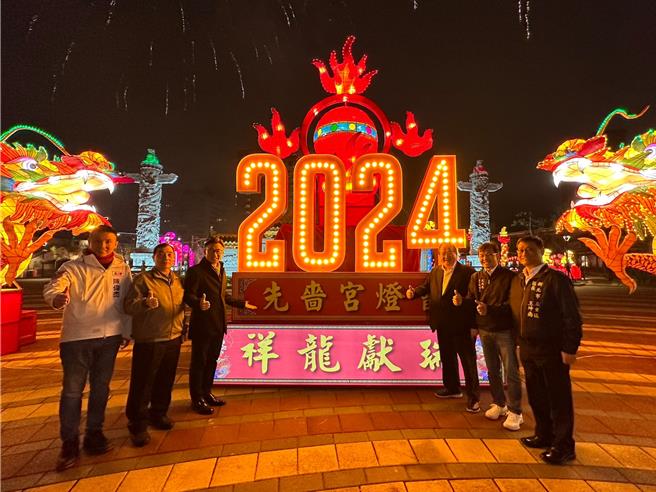 三重先啬宫7日举行元宵灯会点灯仪式，立法院副院长江启臣（左三）及先啬宫董事长李乾龙（右三）共同点亮主灯，祈求来年风调雨顺、国泰民安。（高钧麟摄）