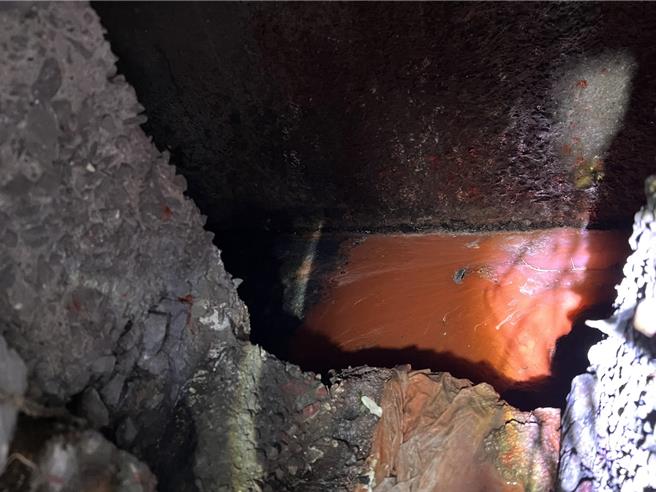台中霧峰區民生路270巷6號旁溝渠因上游工程行因清洗漆料，將油漆廢水排棄於溝渠，造成溝渠變色。（江和樹提供／馮惠宜台中傳真）