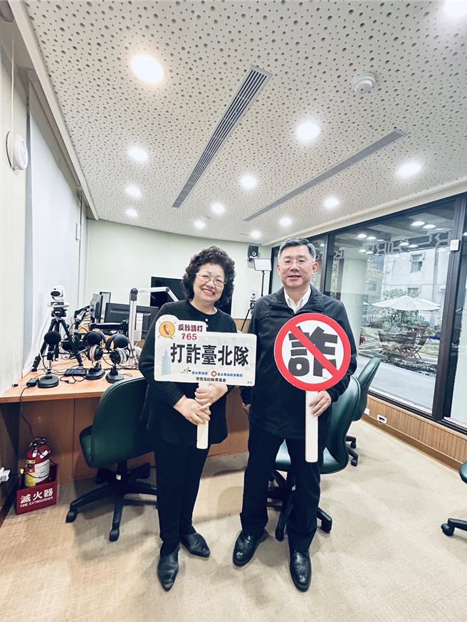 中山分局至電台接受專訪，宣導犯罪預防工作。（翻攝照片／林郁平台北傳真）