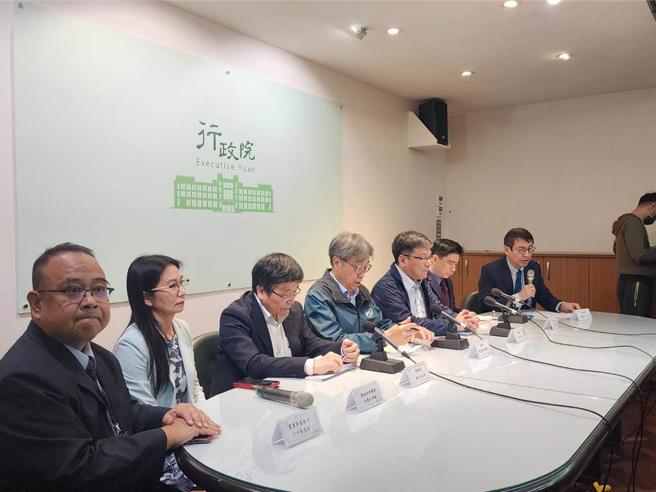 行政院7日下午2时举行「仅中市府提供同一样品验出西布特罗，清查食品链尚无风险」记者会，由行政院发言人林子伦主持，行政院食品安全办公室主任许辅、农业部代理部长陈骏季、经济部次长曾文生、卫福部次长周志浩、食药署长吴秀梅及农业部畜牧司长江文全等人出席。（黄婉婷摄）
