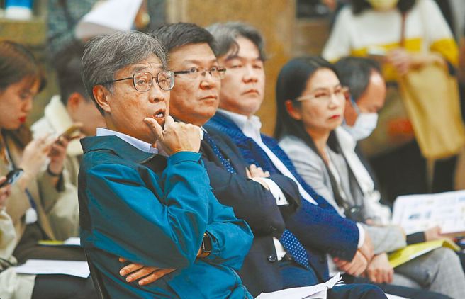 行政院食安办4日晚临时召开记者会说明，农业部再次送检台糖公司同批肉品样本，皆未检出乙型受体素「西布特罗」。农业部代理部长陈骏季（左起）、经济部次长曾文生、卫福部次长王必胜等人出面说明未检出样本。（中时资料照／邓博仁摄）