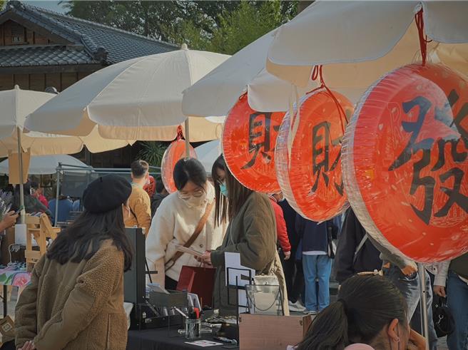 春节期间，成美文化园以东方文化为主题，打造传艺市集「成美雅集 好运龙吼力」，透过古艺今传，唤回浓厚年味。(成美文化园提供)