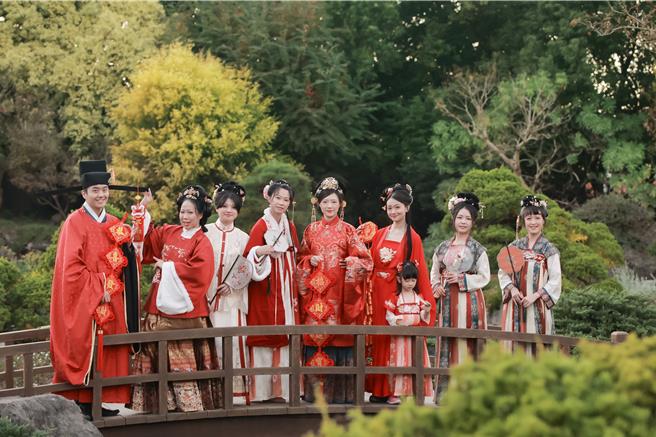 充满古风意境的成美文化园与推广汉服文化的「汉猫」品牌合作，换上汉服古装走逛园区，彷佛进行一场时光之旅。(成美文化园提供)