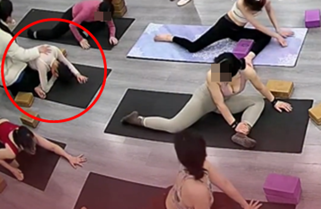 1名女學員去練瑜珈，被教練幫壓腿時，疑似力道過猛，「喀」一聲，她瞬間在教室放聲哀號。（圖／翻攝自微博）