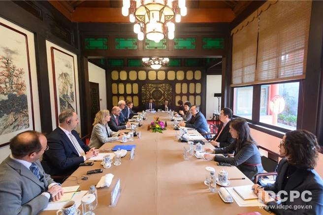 欧洲议会前议长、亚伯特基金会会长舒尔茨访华：行程紧凑、议题广泛。（中联部新闻办）