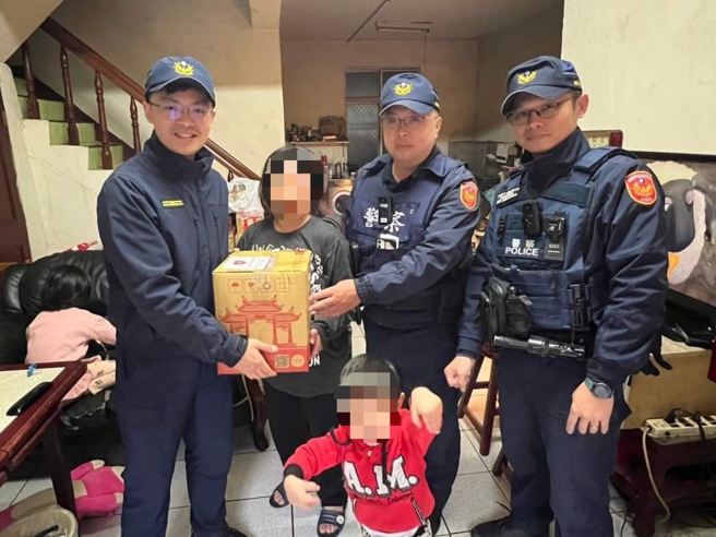 有男子因工傷，導致只能打零工賺微薄薪水，龍潭分局聖亭派出所員警發現後，主動伸出援手關懷，助這一家八口能過好年。（圖／警方提供）