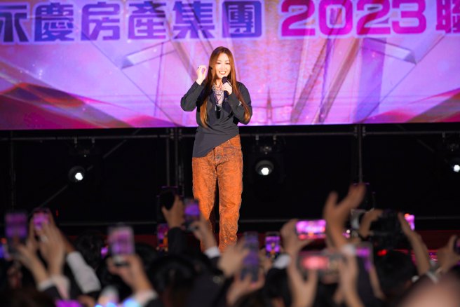 金曲歌后A-Lin压轴登场永庆房产集团尾牙。图片/永庆房屋提供