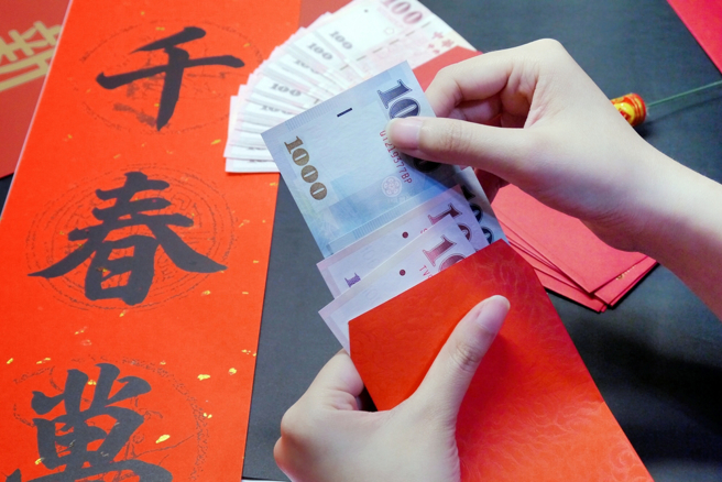 一位女子近日发现，爸妈包给弟弟的红包金额是她的2倍多。（示意图：shutterstock／达志）
