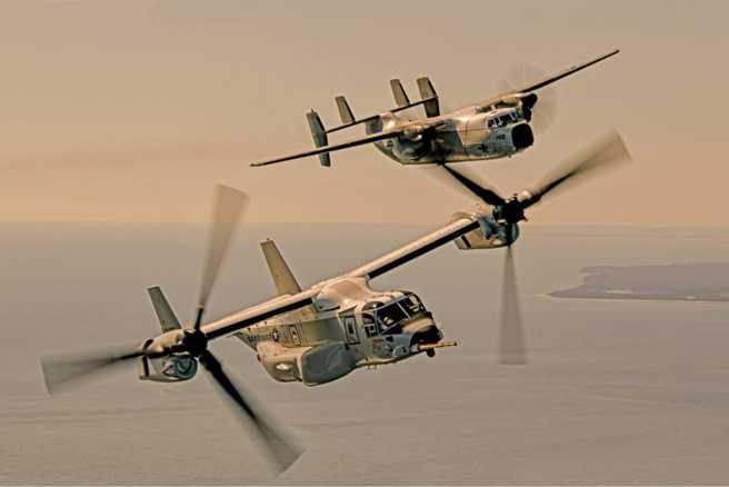 CMV-22魚鷹與C-2A灰狗，原本CMV-22會全面取代C-2A，但是它的安全性受到質疑，目前停飛中，只能靠還未退光的C-2A湊合著用。(圖/美國海軍)