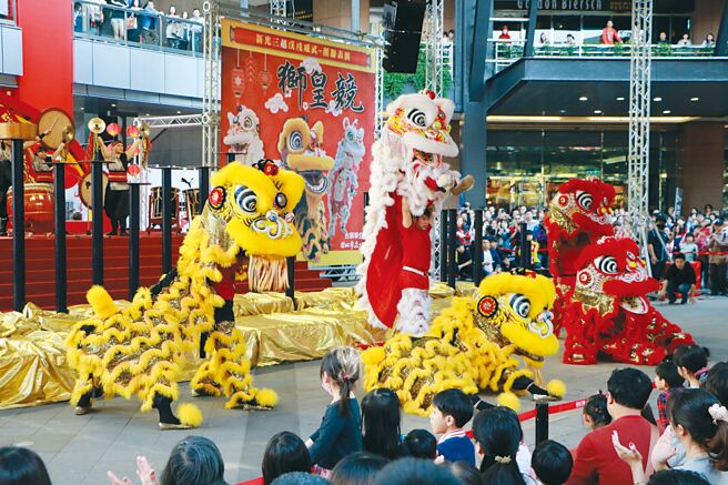 百货抢春节走春商机，全台数百场迎春活动掀人潮，也让大年初五的情人节订位呈9成满。图／新光三越提供