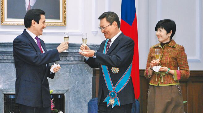 前国安会秘书长苏起新书「美中对抗下的台湾选择」，批评前总统马英九看不到大格局。图为2010年，总统马英九（左）颁授一等卿云勋章，给前国家安全会议秘书长苏起（中）。（总统府提供）（禁止酒驾 喝酒不开车）