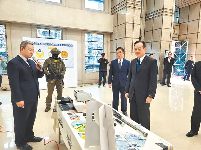 刑事局長周幼偉（前排右一）6日檢視打詐查緝成果，他強調將持續全面查緝詐騙集團。（林郁平攝）