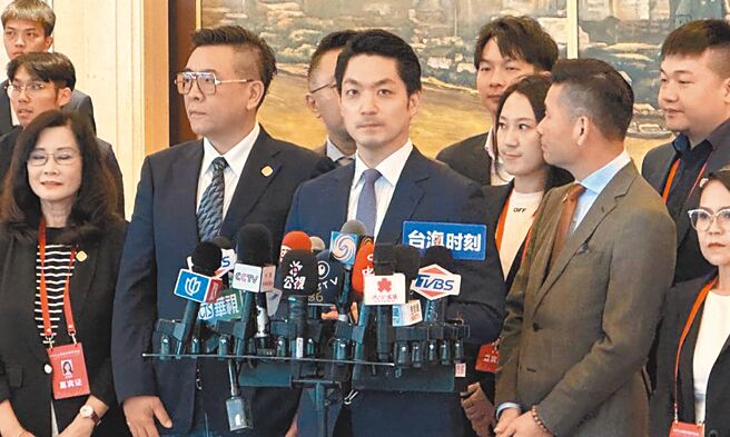 台北市政府發言人殷瑋6日指出，蔣萬安（前中）上任第2年的出訪行程仍在規畫中，美國是選項之一。圖為蔣萬安去年出訪上海。（本報資料照片）