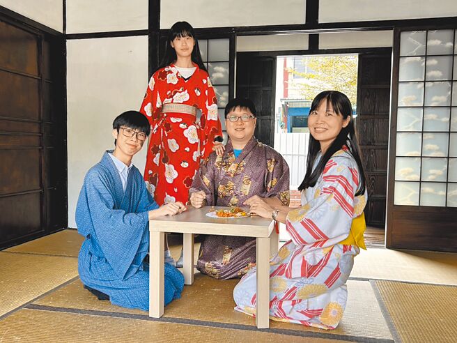 屏東縣潮州鎮公所將於情人節前夕推出「粉紅泡泡市集」，現場除販售相關情人文創商品外，還有應景的裝置藝術供拍照打卡，當中以和服體驗最為吸睛。（謝佳潾攝）