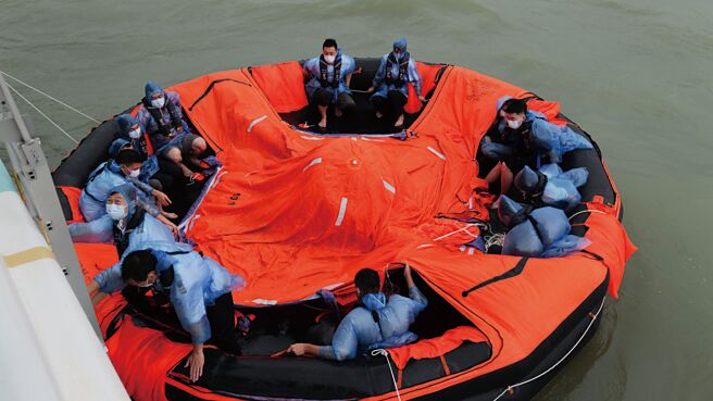 由大陸自行設計建造的深遠海大功率多功能綜合救助船「南海救103」輪，日前列編交通運輸部南海救助局，正式投入使用。圖為深圳蛇口郵輪母港水域舉行綜合應急演習。（中新社）