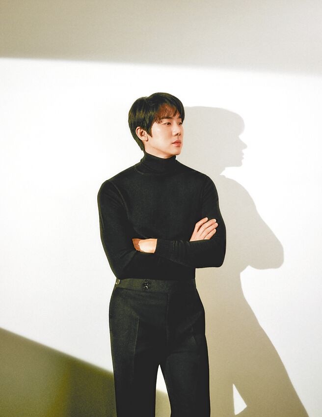 柳演錫不僅暖男形象深植人心，身材也超級優越。（《GQ》提供）