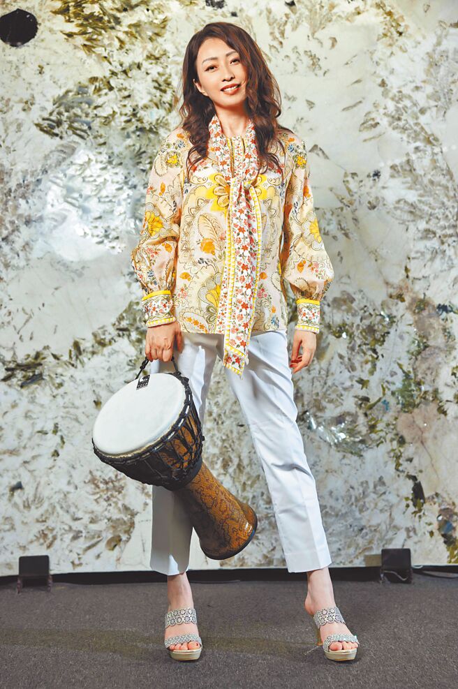 戚小戀新音樂作品成績亮眼，感謝粉絲一路以來支持。（源瑗園San & Cloudia Studio提供）