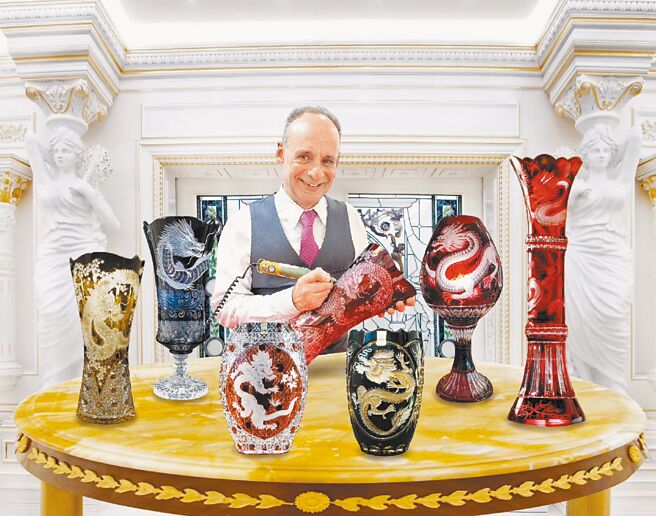 德国麦森水晶雕刻大师路兹贺夫，带着龙年应景新作来台巡迴展出。（国裕提供）