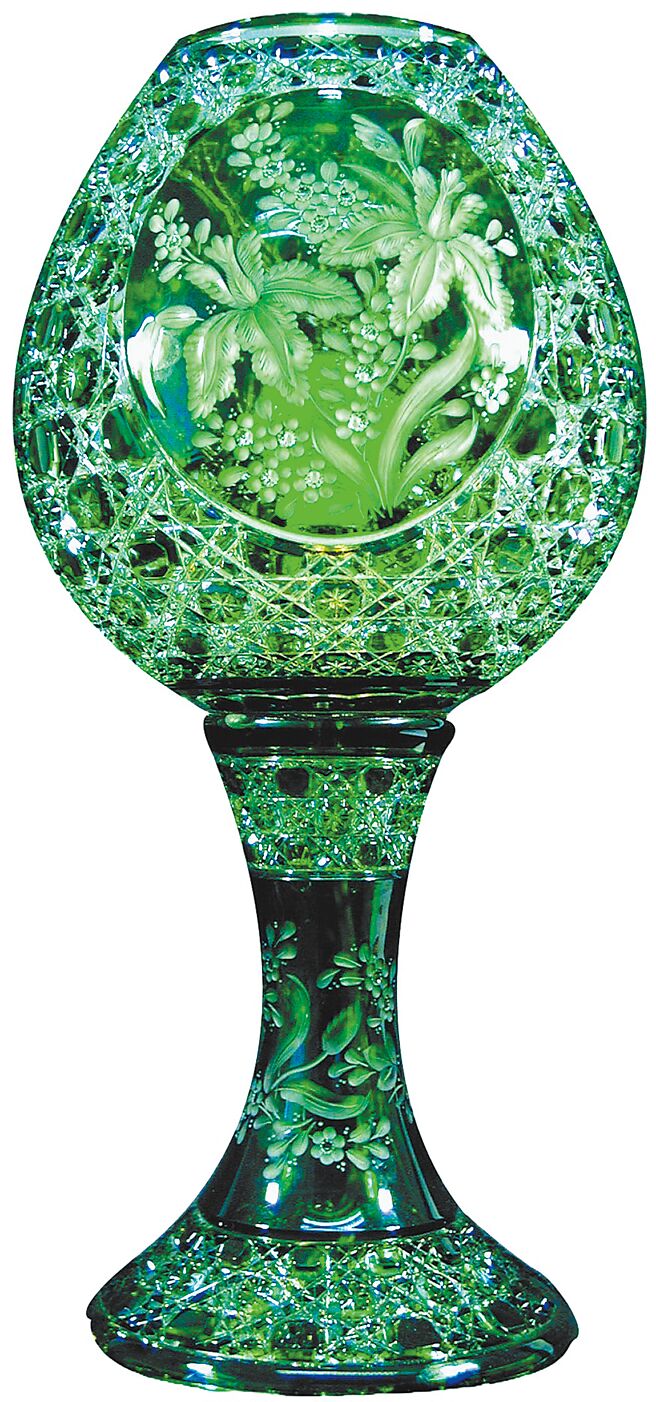 德国麦森水晶「富贵春华」桌灯。（国裕提供）