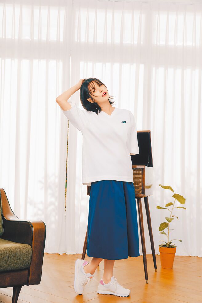 New Balance亚太区品牌大使IU（李知恩）穿上经典国民鞋款574，带出暖洋洋的春日气息，售价2980元。（New Balance提供）