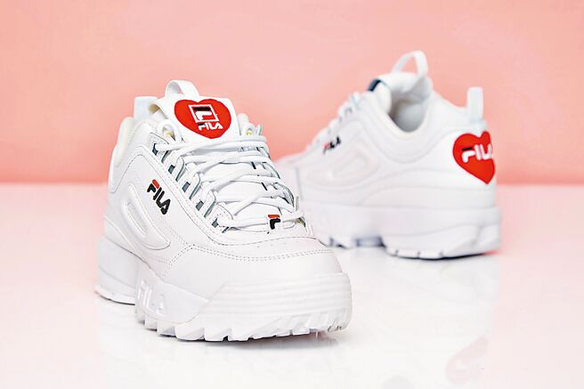 FILA情人节限定鞋履DISRUPTOR II METALLI，2680元。（FILA提供）