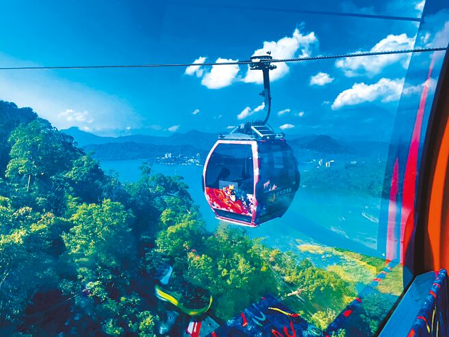 樱花女王号缆车推出季节限定甜甜樱花彩妆变身。（九族文化村提供）