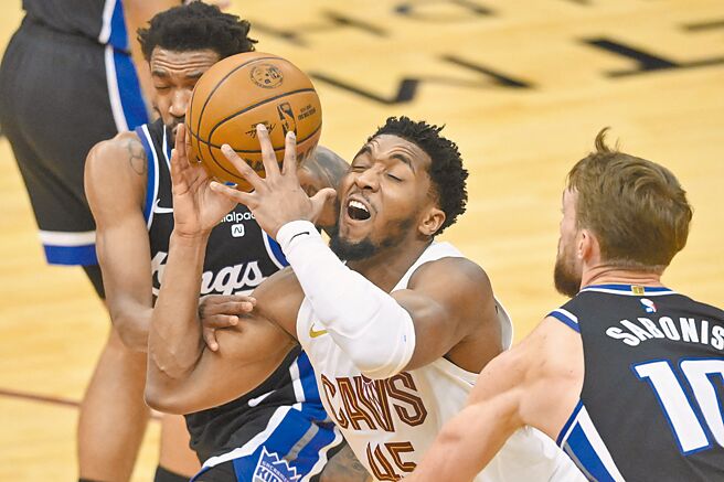 骑士后卫米契尔（中）在国王双人夹击下掉球。（路透）