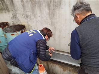 樹林復村圳成「牛奶溪」 環保局查獲工廠排廢水祭重罰