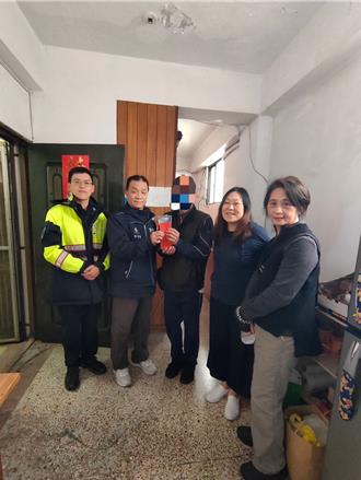 喑啞人貨車遭當鋪扣押  警歲末送愛心