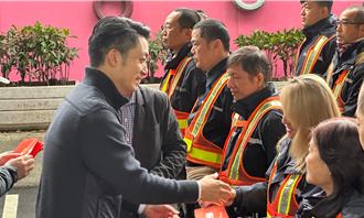 加班清運維護市容 蔣萬安發紅包慰勉清潔隊員