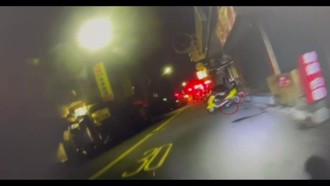 刺青男深夜看见巡逻警 丢下一包「这东西」惨了