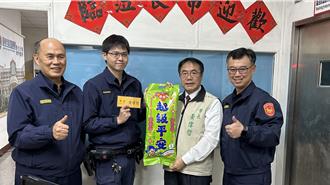 好巧！台南市长小年夜慰勉一线员警 2个「黄伟哲」相见欢