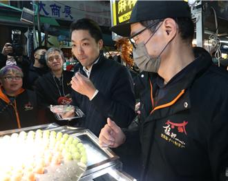 蒋万安年前送福气！ 今晚走访艋舺夜市沿途大啖美食