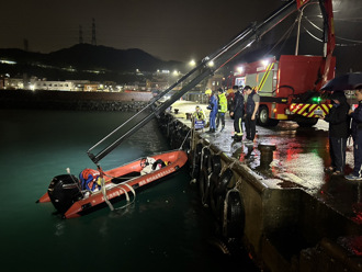 基隆外木山驚傳意外 轎車衝進漁港落海原因待查