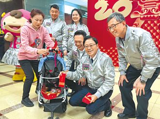 張善政發福袋 年節3天走廟30間