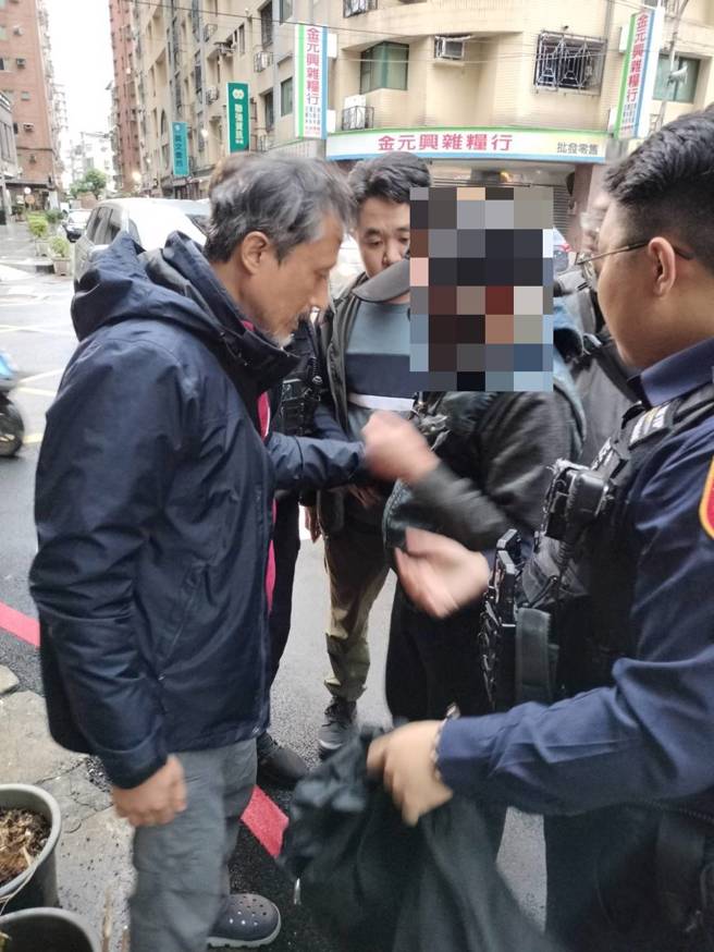 何姓犯嫌落網畫面。（圖 / 劉詠韻翻攝）