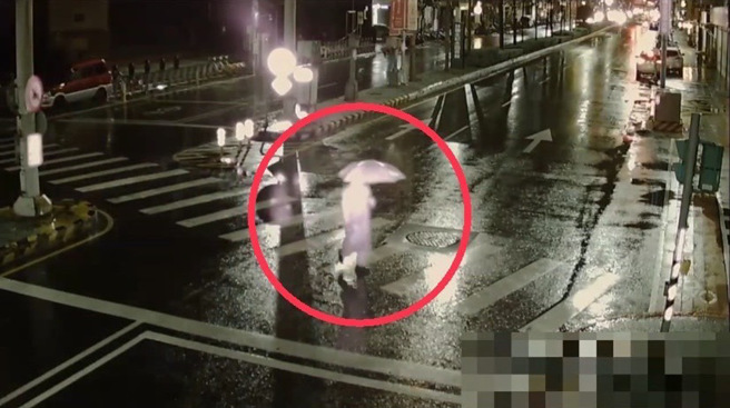 蘆洲一間彩券行昨晚發生搶案，畫面為犯嫌逃逸最後身影 。（圖 / 劉詠韻翻攝）