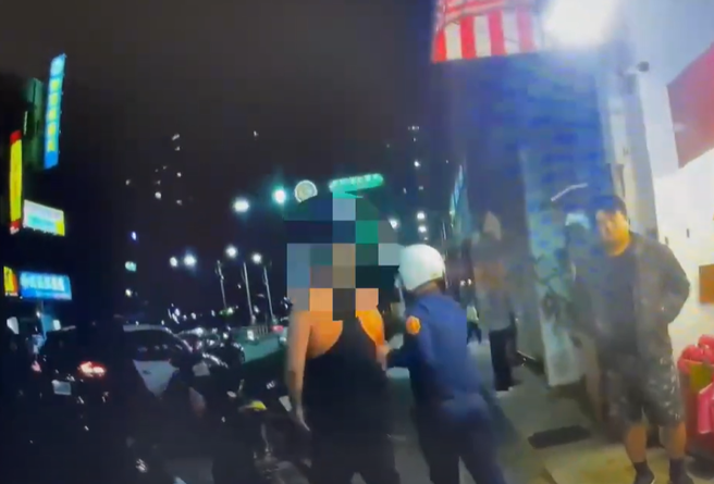 高雄美食街上2人碰撞 男子不滿外籍男說他有病引爆嚴重口角