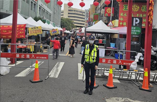 春节期间人潮聚集处容易有交通事故等案件，新竹市警察局第二分局于连假期间各所特别成立交通快打小组，针对辖区易聚集人潮之处所除加强交通巡察。图为年货大街员警执勤情形。（警方提供／王惠慧新竹传真）