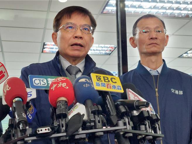 交通部长王国材（左）今至高速公路局北区交控中心视察国道疏运状况，指出车流南下尖峰预计在初二，北上在初四，呼吁民眾走台9、61、62线替代道路，以分散车潮。（陈慰慈摄）