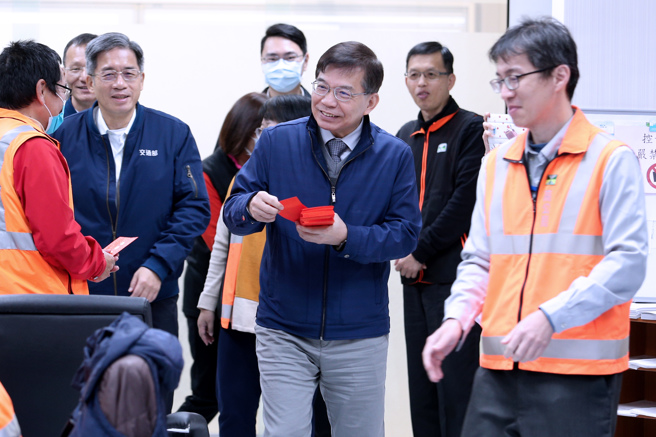 8日是小年夜，也是春节连续假期首日，交通部长王国材（中）前往高速公路局北区交控中心视察国道疏运状况，发送礼盒、红包及饮料给执勤同仁，慰问其辛劳。（黄世麒摄）