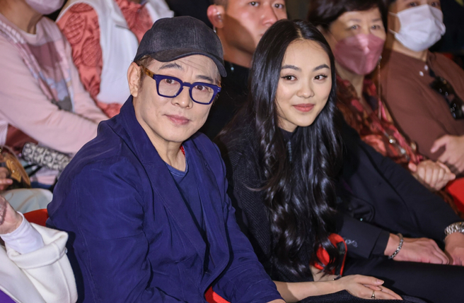 李連杰被拍帶妻女見仁波切，右為他大女兒Jane。（圖／中時資料照片）