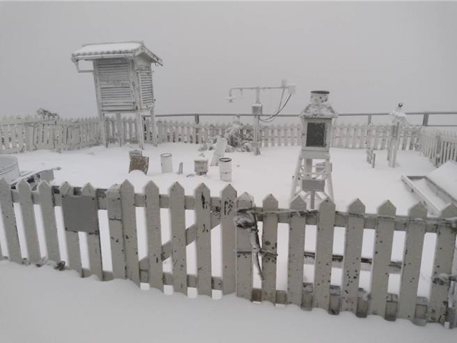 受到大陆强劲冷气团南下，玉山北峰在今天（8日）清晨开始降雪，直至7点30分积雪约5公分，仍持续降雪中。（玉山北峰气象站提供／王煌忠南投传真）